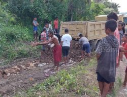 Anggota DPRD ini Bersama Warga Gotong – royong bangun Jalan Alternatif