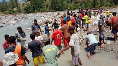 Anggota DPRD Bersama Masyarakat Netemnanu Baksos Bendung Kali Noelelo