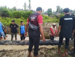 Tagana Dinsos Kabupaten Kupang Bersihkan Sampah di Kali Oetobo
