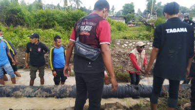 Tagana Dinsos Kabupaten Kupang Bersihkan Sampah di Kali Oetobo
