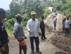 Jalan Penghubung Desa Nyaris Putus, Ketua DPRD Turun Tangan Bantu Warga