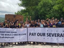 Eks Karyawan Hotel Nihi Sumba Bentangkan Spanduk Bertuliskan Pay Our Severance