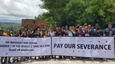 Eks Karyawan Hotel Nihi Sumba Bentangkan Spanduk Bertuliskan Pay Our Severance