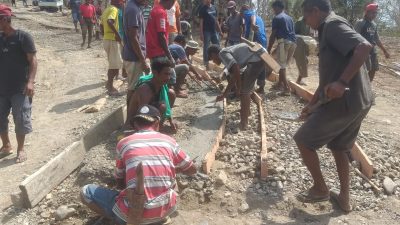 Di Kabupaten Kupang, Warga Urunan Uang Untuk Kerja Jalan Sembilan Kilometer