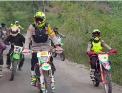 Kapolres Kupang Rela Basah Kuyup Demi Pilkades Aman dan Damai