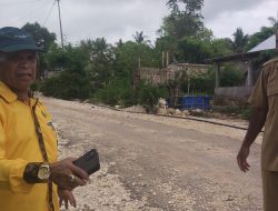 Warga Adukan Pekerjaan Jalan di Retraen Amarasi Selatan