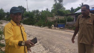 Warga Adukan Pekerjaan Jalan di Retraen Amarasi Selatan