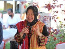 Menteri Sosial RI Serahkan Kunci Rumah Kepada Korban Seroja