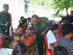 Kasiter Kasrem 161/WS Salurkan Bantuan Sembako Untuk Anak Stunting