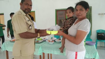 Pemerintah Desa Manusak Berikan Makanan Tambahan Kepada Balita Kurang Gizi