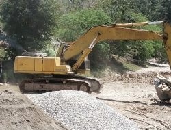 Jembatan dan Jalan Lapen Mulai Dikerjakan, Warga Desa Pakubaun Ucap Terimakasih