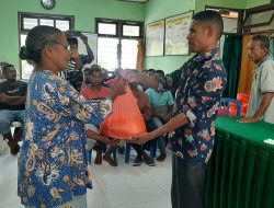 Pemdes Oelpuah Salurkan Bantuan Beras Rawan Pangan
