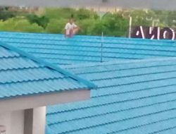 Beredar Video Seorang Pria Duduk di Atap Gedung RS Leona Kupang