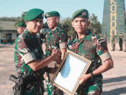 Dandrigif 21/Komodo memberikan Penghargaan Kepada Empat Prajurit Berprestasi