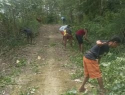 Kades Kotabes Amarasi Pimpin Warganya Bersihkan Lingkungan, Sukseskan Bulan Bhakti Gotong Royong