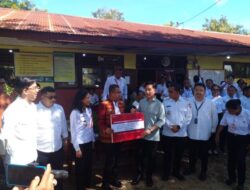 Wapres Gibran Rakabuming Raka Serahkan bantuan Bagi Siswa Sekolah Dasar di Kabupaten Kupang