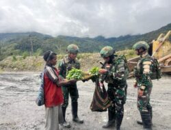 Satgas Yonif 743/PSY Kembali Tunjukan Aksi Terpuji, Borong Hasil Bumi Yang dijual Mama Papua